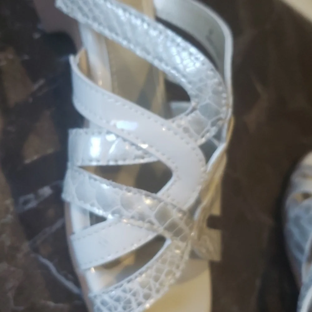 East 5th women's cream pearlescent sandals size‎ 5M